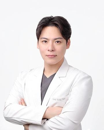 金東英 Cleor Clinic 弘大店 代表院長