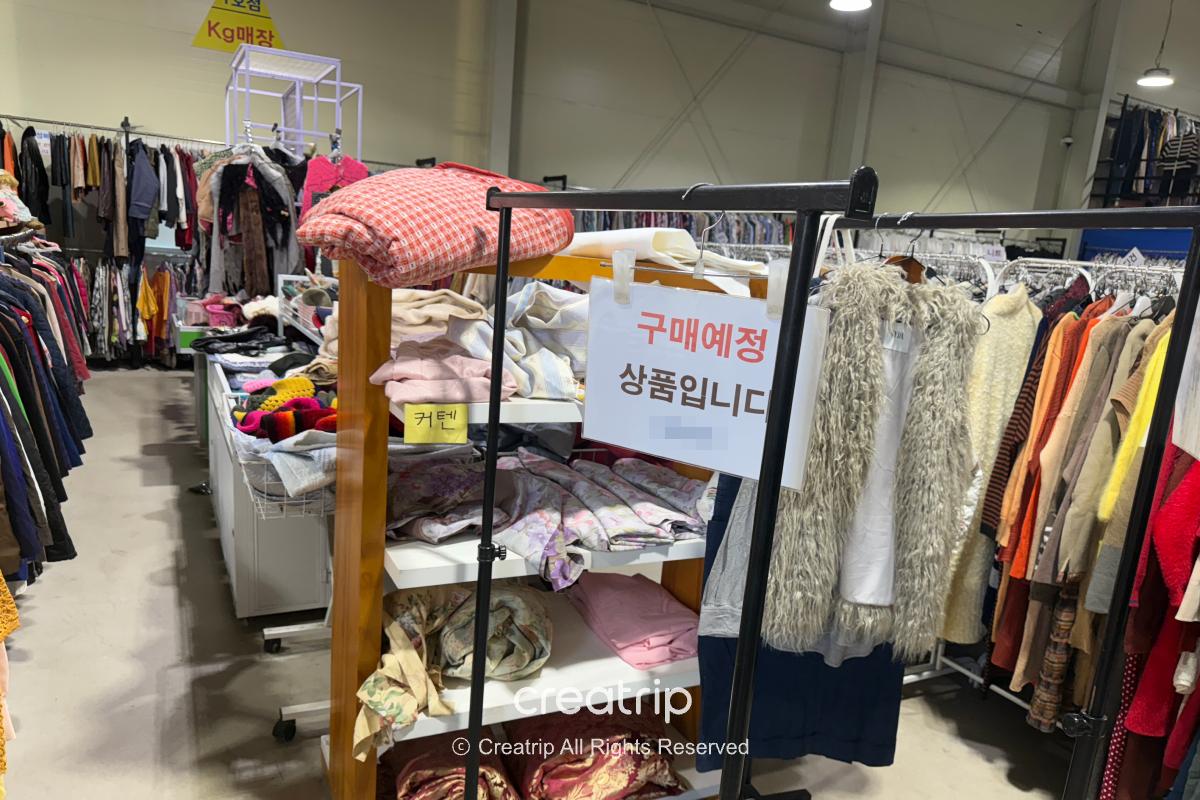 Freedy — Personal clothing rack with a shopping sign