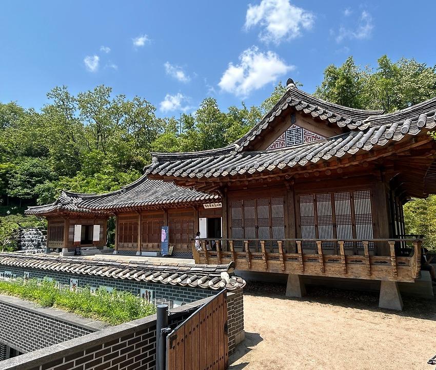 2026 ソウル・ウェルネス観光100選：94. 清雲文学図書館 (Cheongun Literature Library)