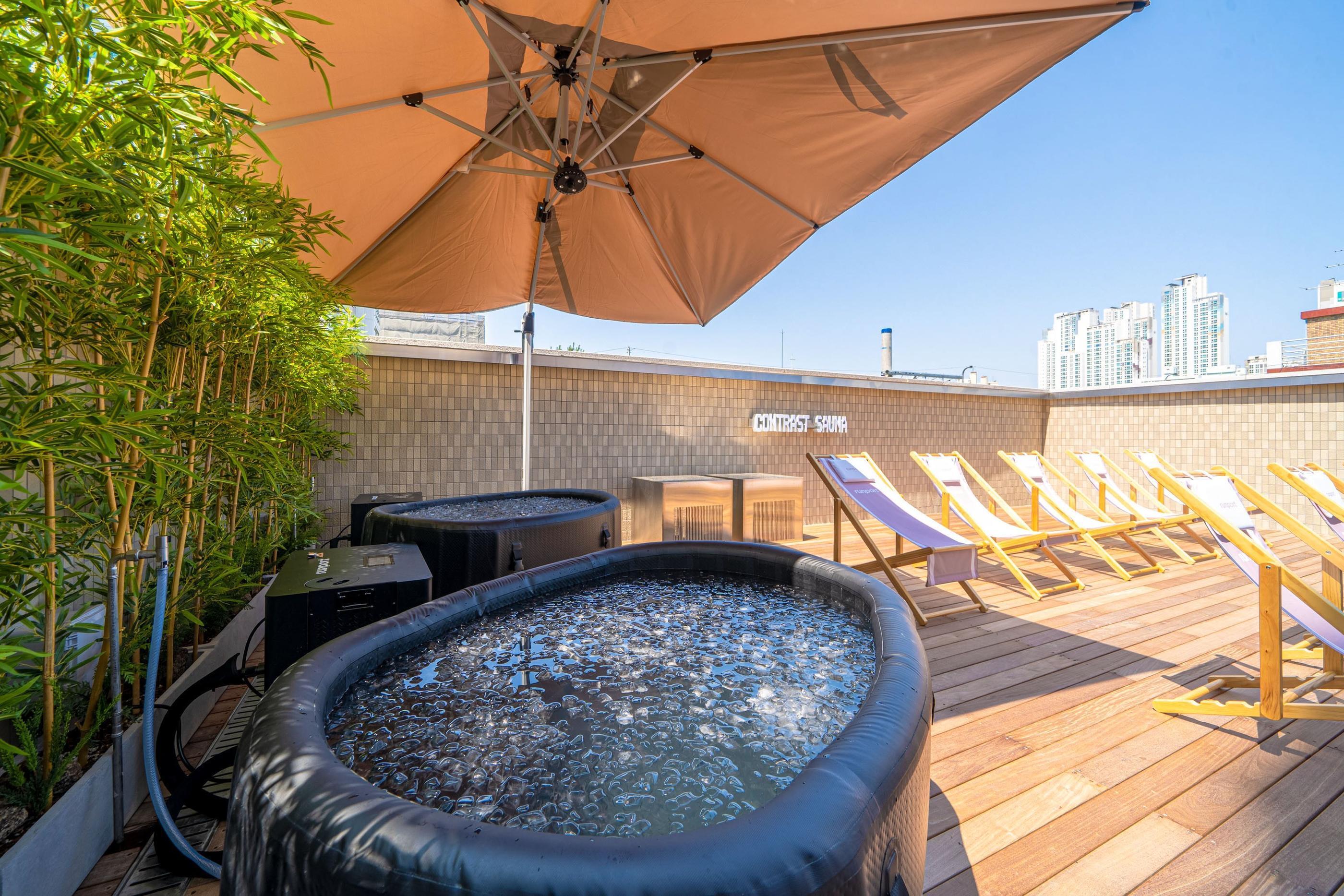 버핏클럽하우스 아이스 배스를 이용하는 방문객