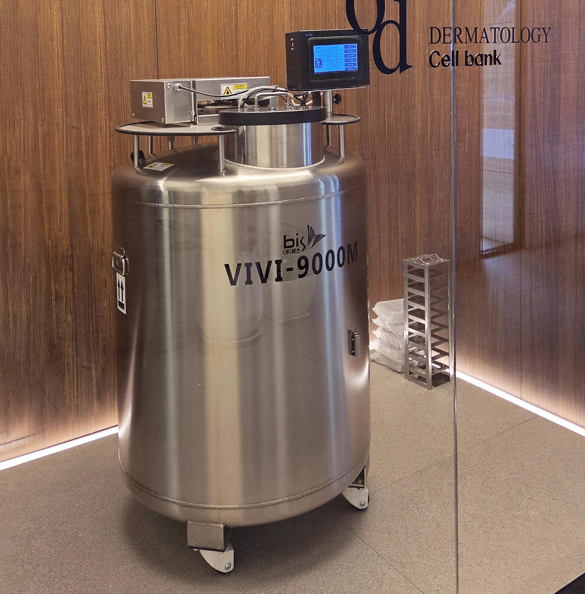 Silver stem cell storage tank · Cell bank