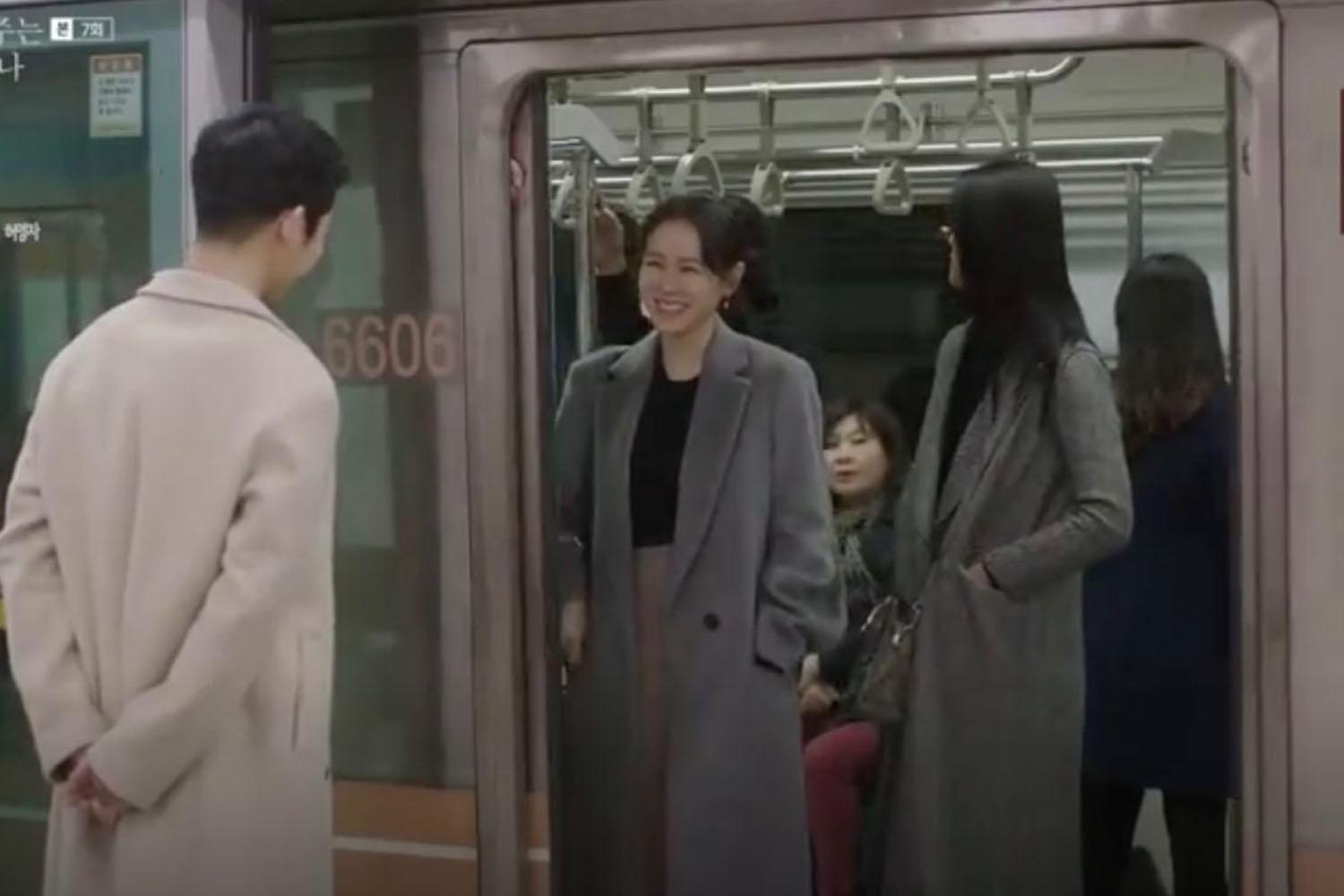 ภาพของคนที่กำลังรอขึ้นรถไฟใต้ดินในกรุงโซล แสดงถึงความตรงต่อเวลาและการบริหารจัดการที่ดี