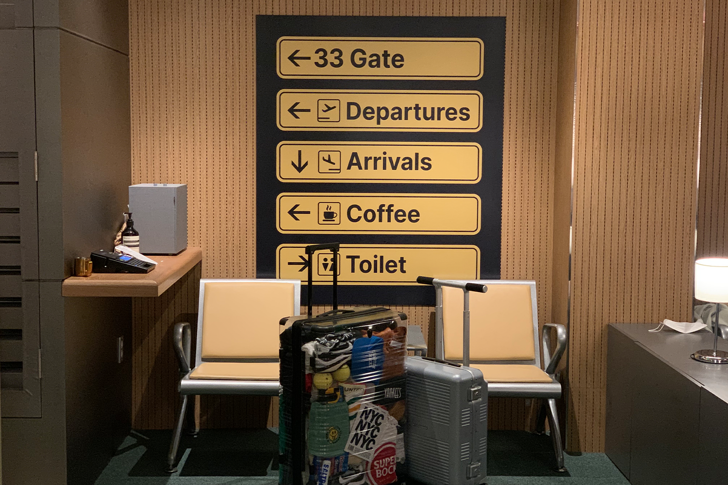 33 Gate咖啡館內的拍照打卡區，行李箱與座椅佈置仿機場設計。