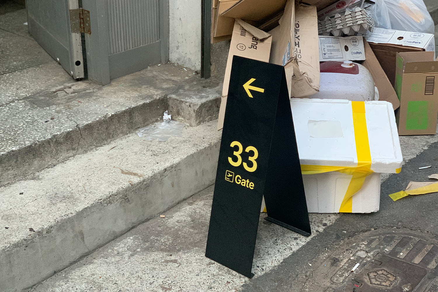 33號登機閘口的外觀設計，擺設整齊有序，富有航班氛圍。