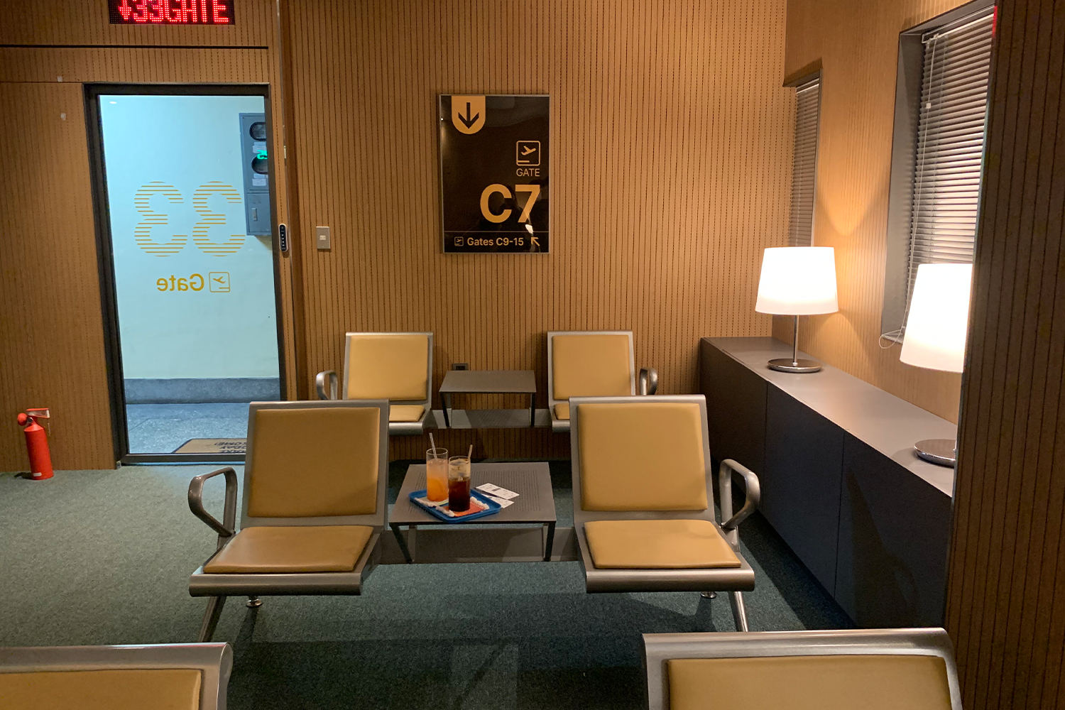 模擬候機大廳座椅，具有真實感，營造出準備乘搭航班的氛圍。