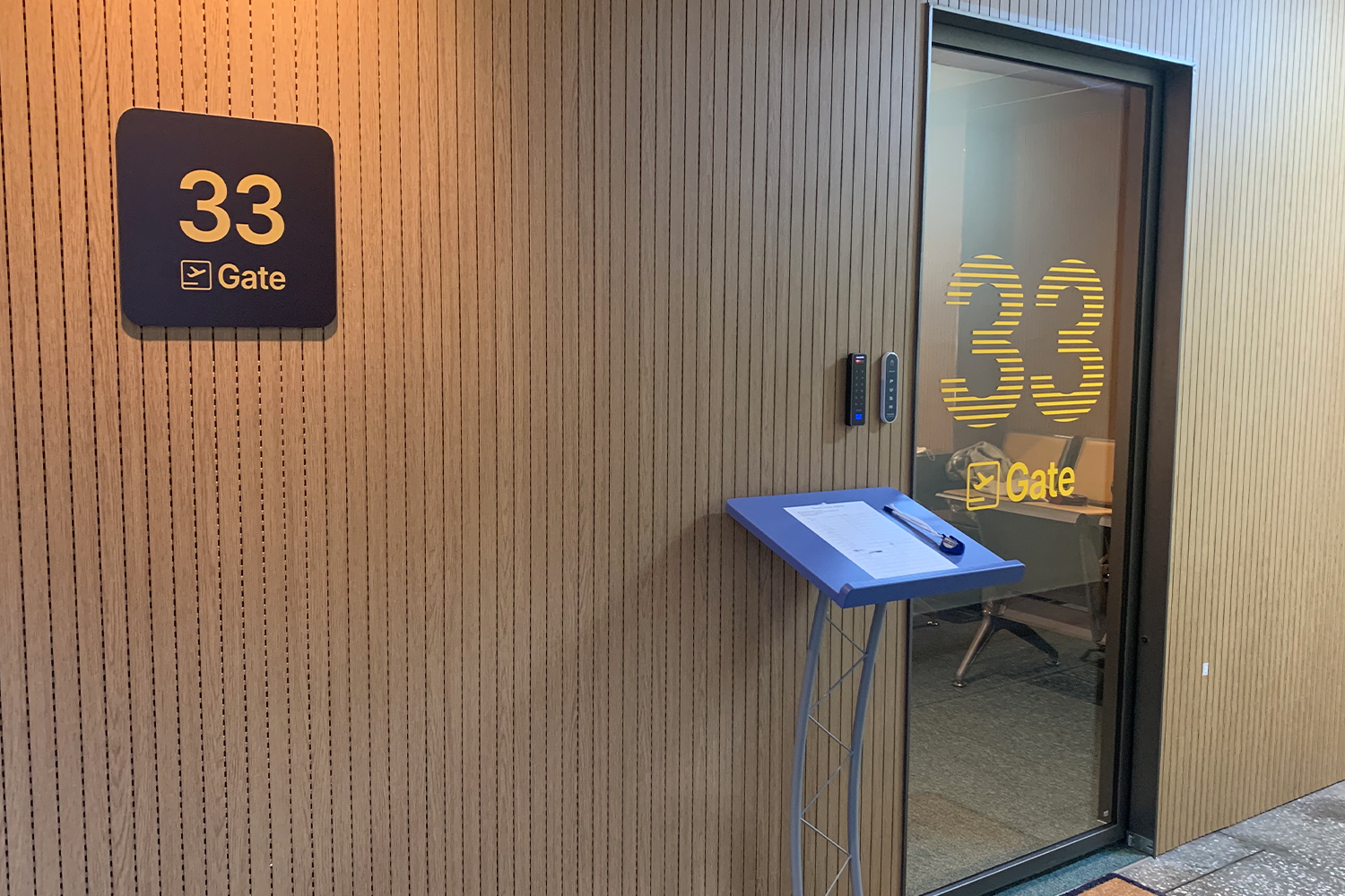 位於33號閘口的咖啡店內部擺設，仿真登機門設計，別具創意。