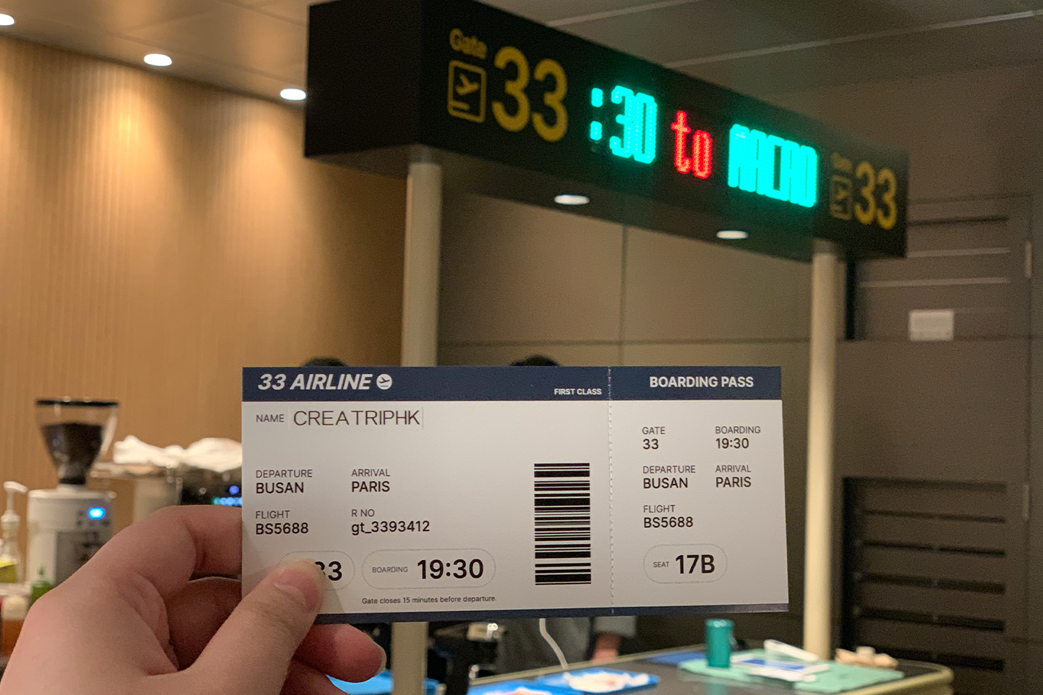 顧客在咖啡店內持有模擬的航班登機牌，體驗類似真實登機的場景。