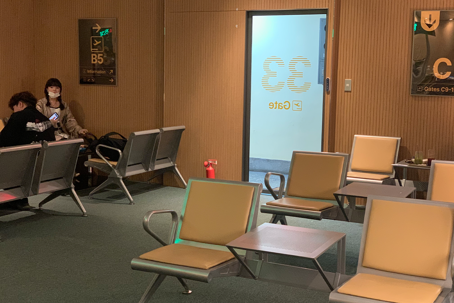 咖啡館內的候機大廳環境，座椅擺放整齊，營造出真實的機場等候區氛圍。