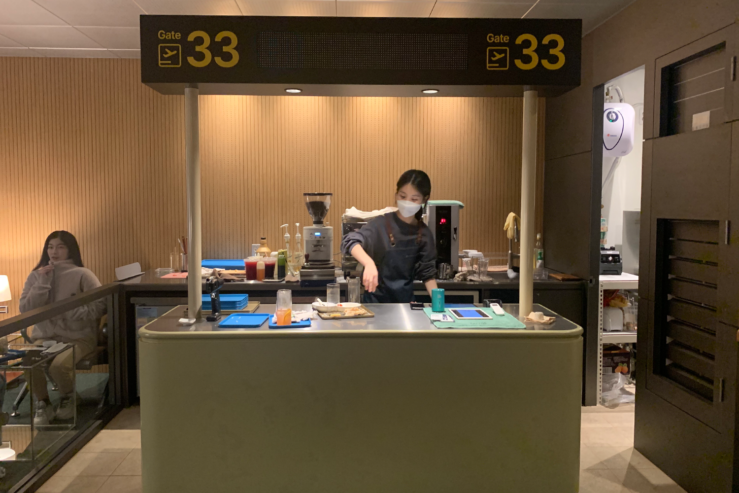 航班主題的咖啡店櫃枱，背景偽裝機場登機口形象，顯得非常獨特。