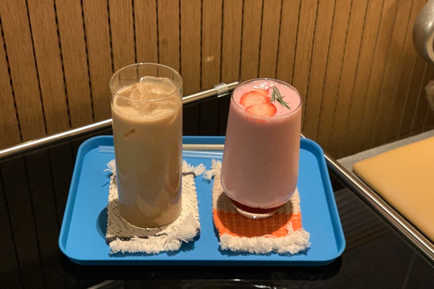 草莓奶昔和冰咖啡陳列於託盤上，位於33 Gate咖啡館內的飲品。