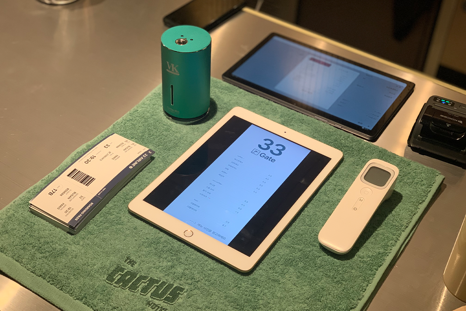 咖啡館櫃枱上的電子菜單和便利設備，包含航班主題的道具和裝置。