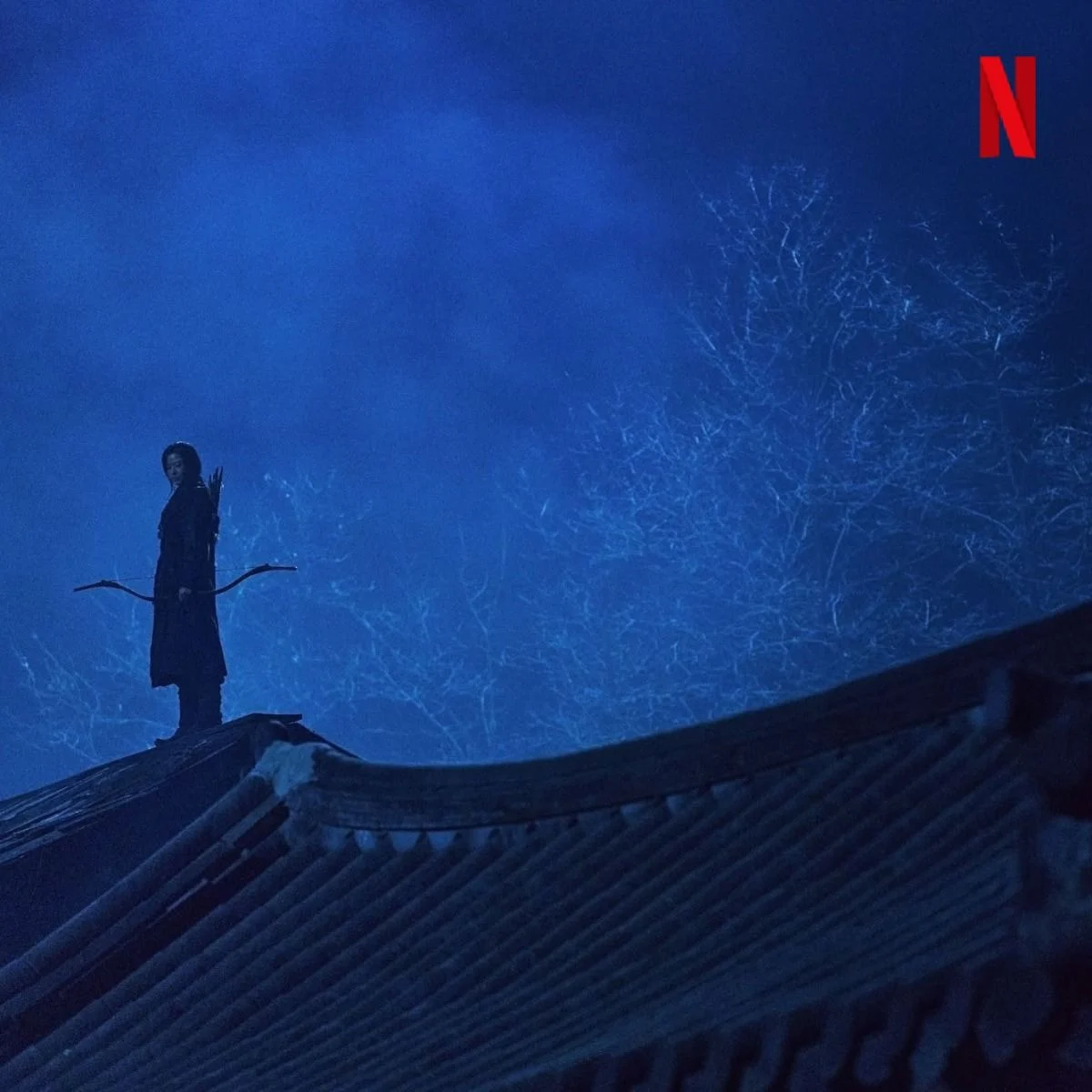 Ashin (Jun Ji-hyun) standing on top of the roof of a traditional Korean building on new Netflix K-drama Kingdom: Ashin Of The North