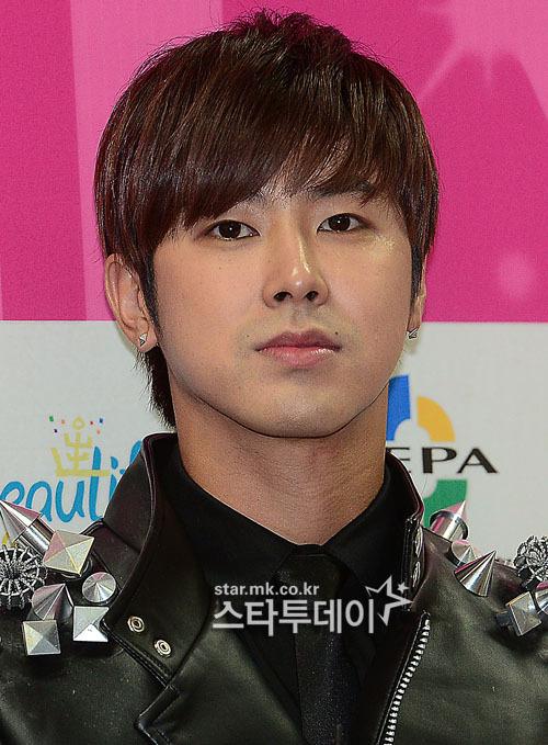 東方神起のユンホ、毎日経済スタートゥデイの記者会見でブラックレザージャケットを着用