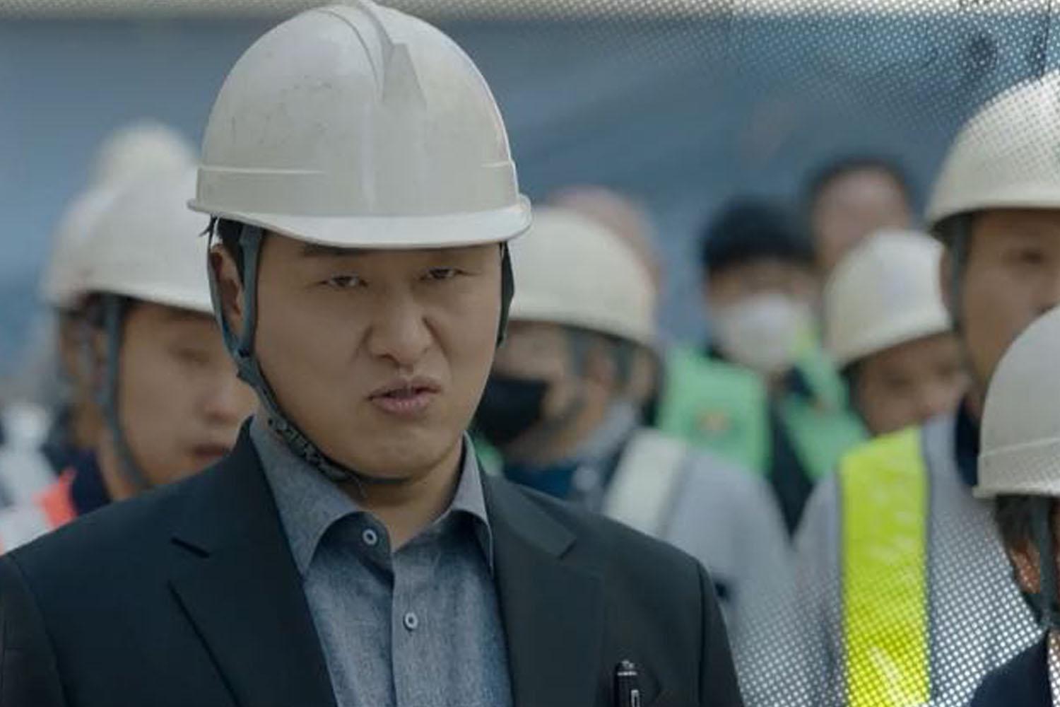 คนงานในอุตสาหกรรมการผลิตเกาหลีสวมหมวกนิรภัยขณะทำงานในโรงงาน