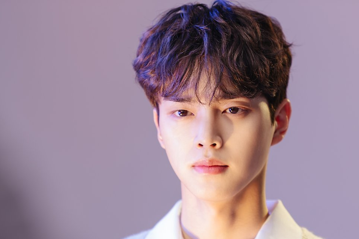 穿著白襯衫的男性，在紫色背景燈光下的形象拍攝