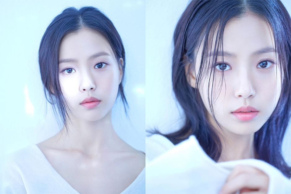 女性單獨拍攝的形象照，風格簡約，背景為淺藍色