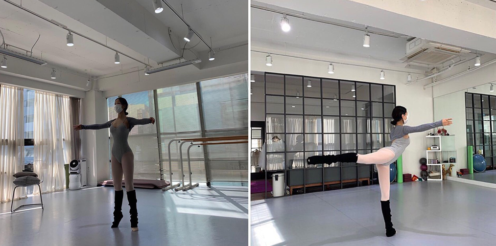 女性在練習室跳芭蕾舞，身穿灰色緊身服，背景有大窗戶