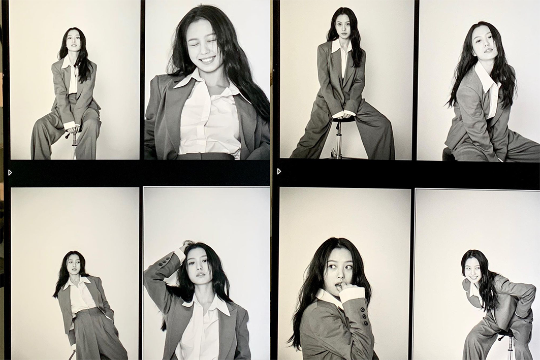 女性在懷舊風格中，身穿西裝坐在高椅上，背景為白色