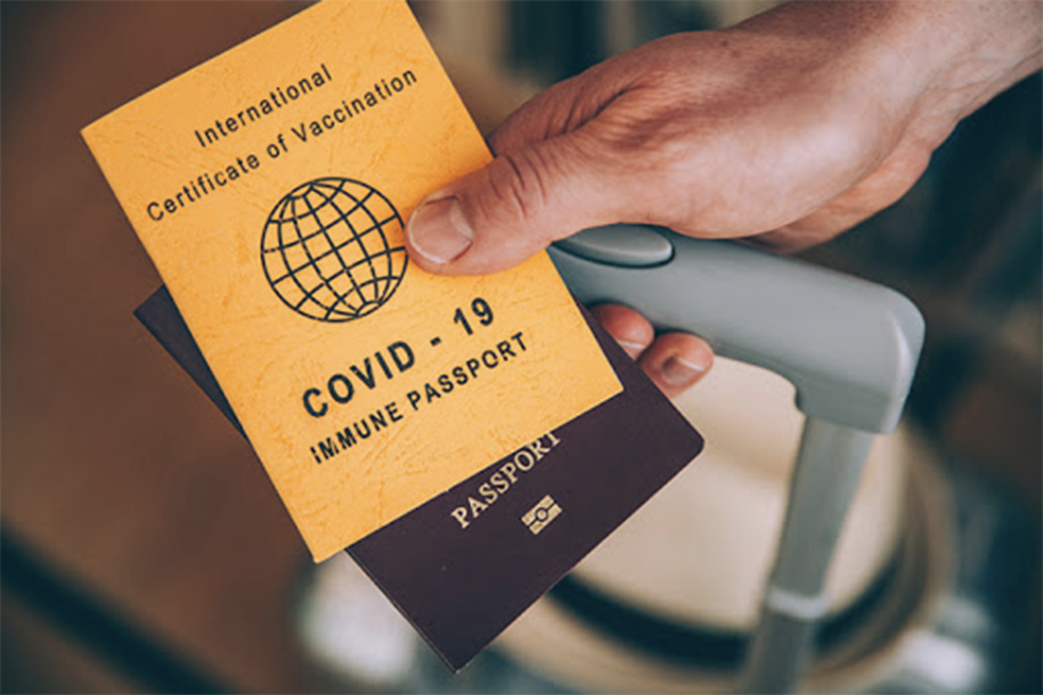 手握著COVID-19免疫證明和普通護照，背景是一隻攜行李箱的手，代表跨國旅行使用疫苗護照的便利性。