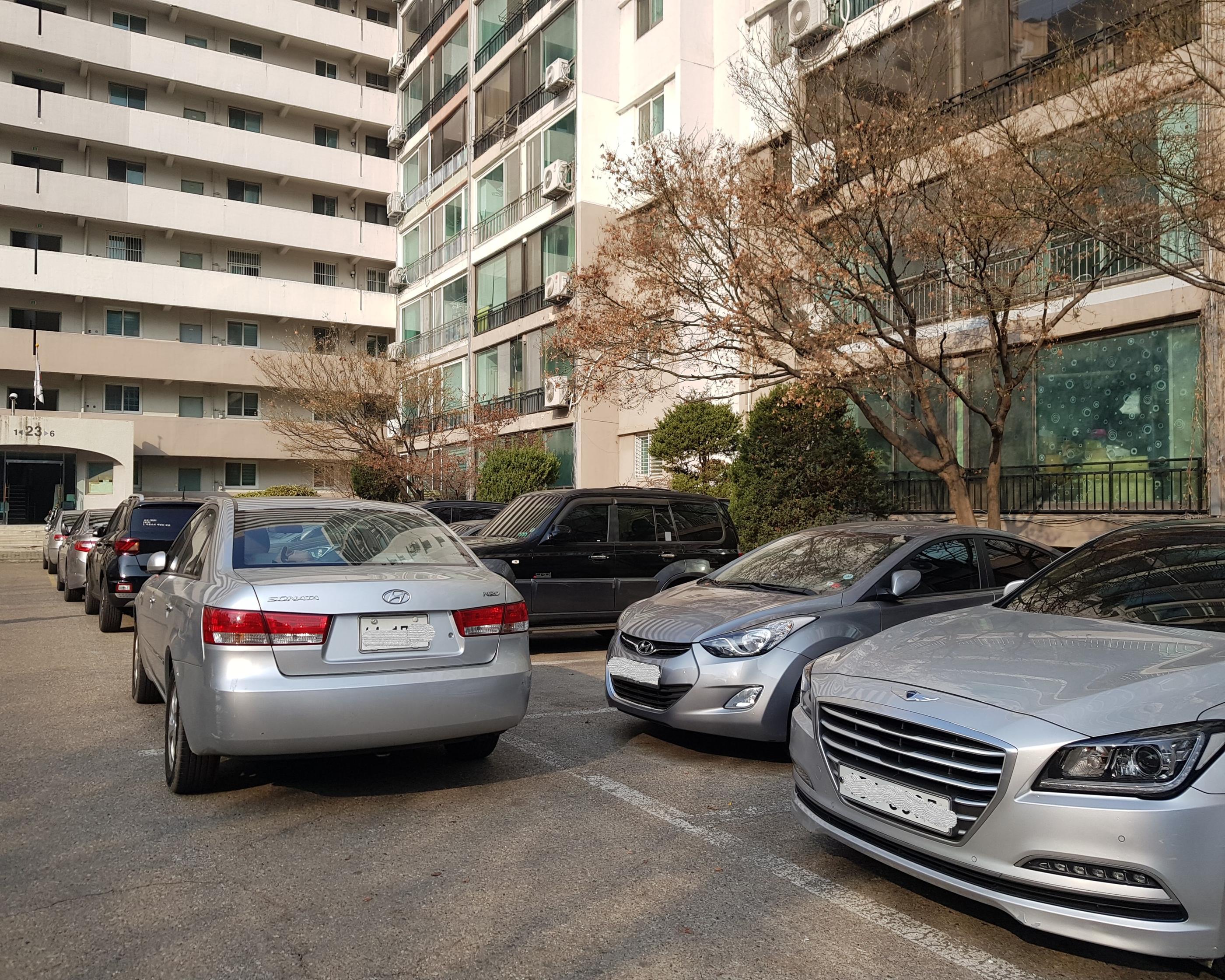 韓国文化、韓国人、韓国駐車場、韓国の車、韓国のアパート、韓国駐車場問題