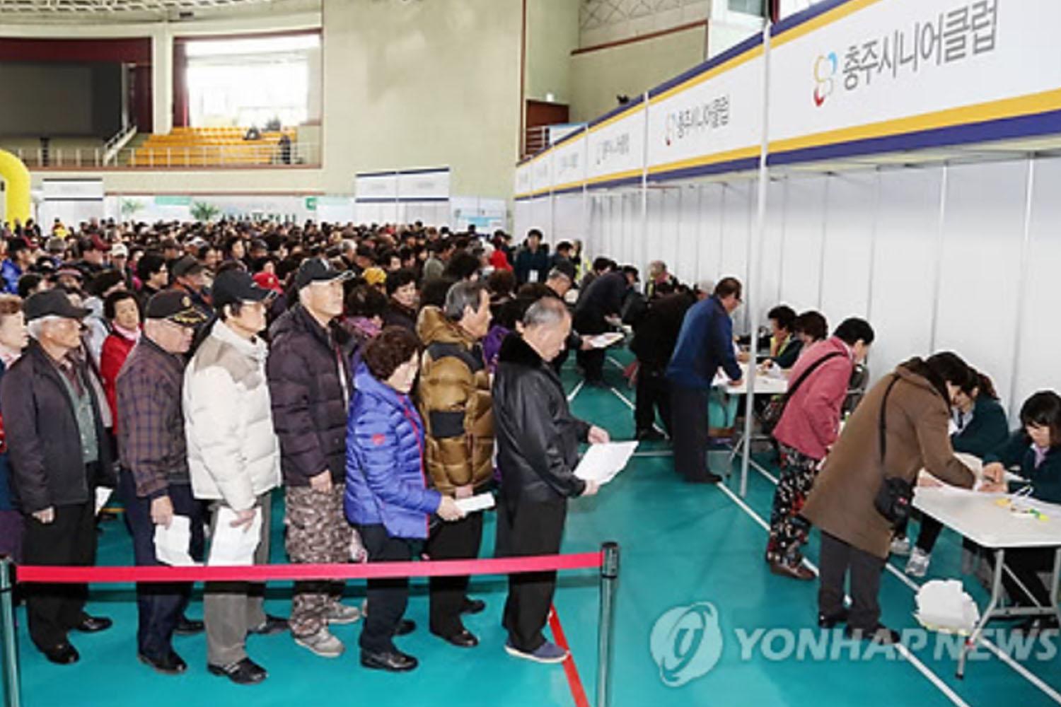 ผู้สูงอายุจำนวนมาเข้าคิวเพื่อสมัครงาน