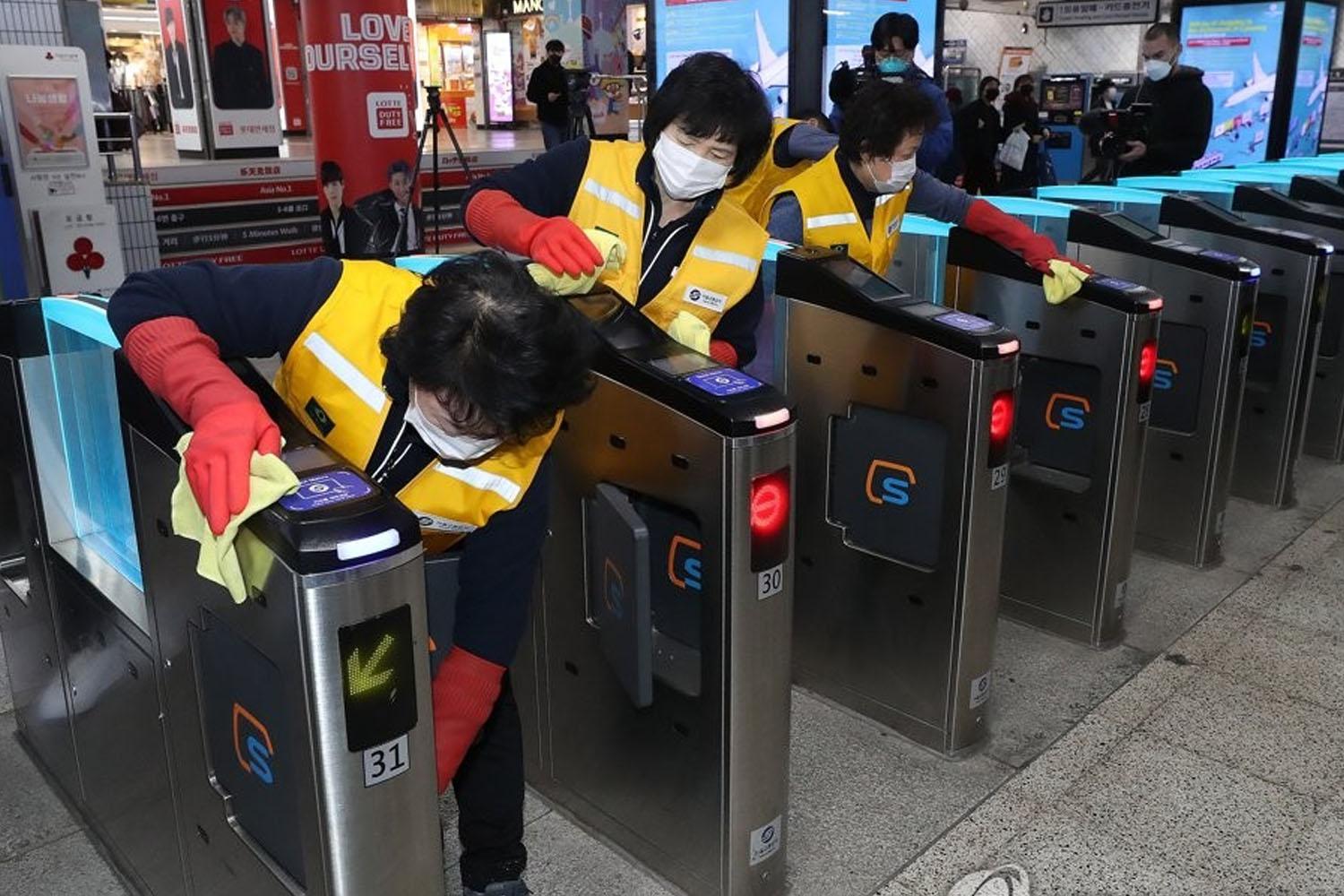  มักจะมีพนักงานทำความสะอาดหรือเจ้าหน้าที่รักษาความปลอดภัยที่เป็นคนสูงอายุเกือบทั้งหมด