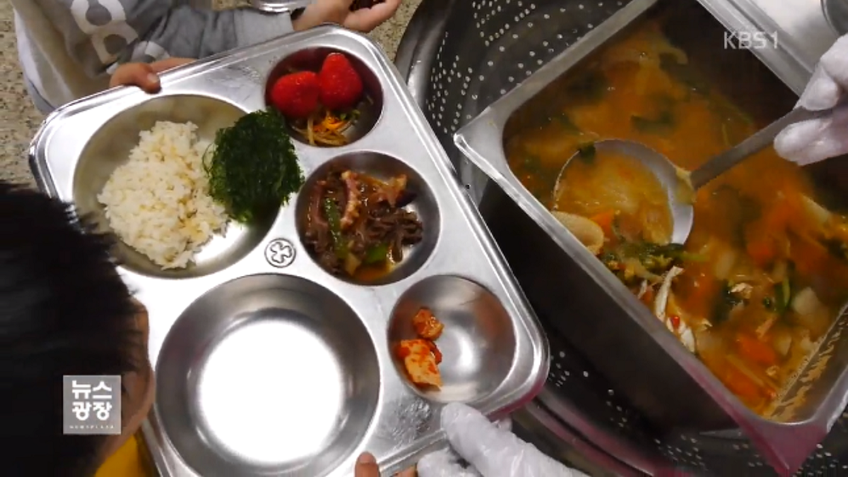 จานอาหารกลางวัน (급식판) ของโรงเรียนมัธยมในเกาหลี