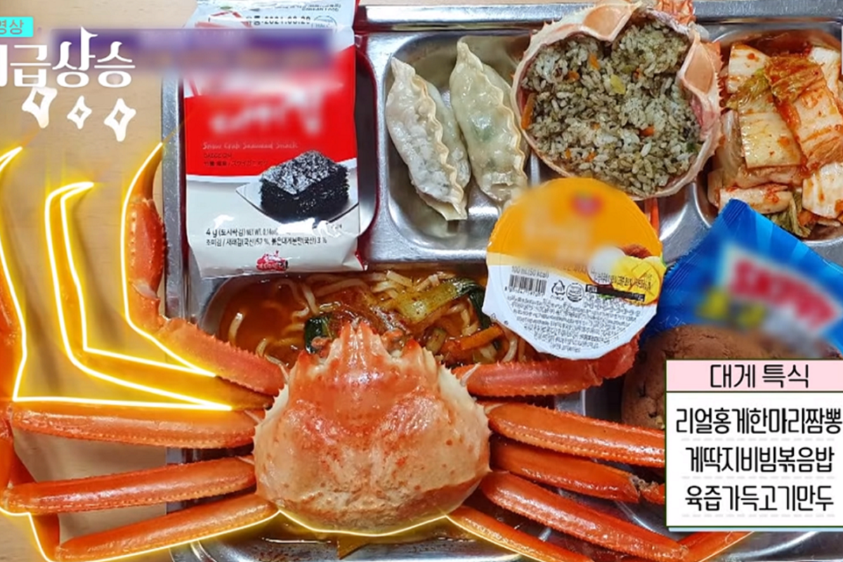 豪華的韓國校園營養午餐，菜盤中包含多種菜色，如米飯、意大利麵、麵條等。