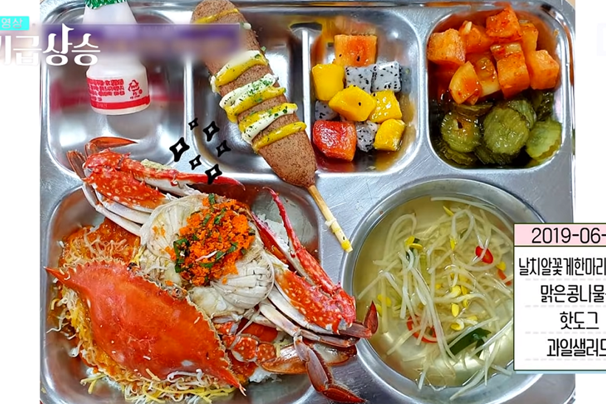 製作豪華龍蝦午餐的過程，工作人員正在準備新鮮的龍蝦。