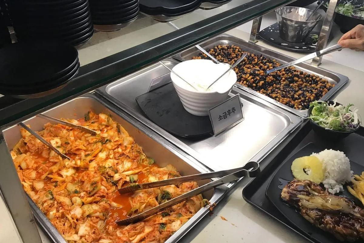 韓國大學自助餐廳的餐檯，提供各式韓國傳統小菜及主食選擇。