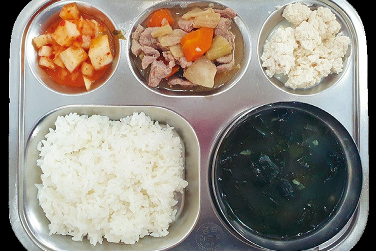 韓國傳統營養午餐，包含米飯、泡菜、果蔬、牛肉及湯類的搭配。