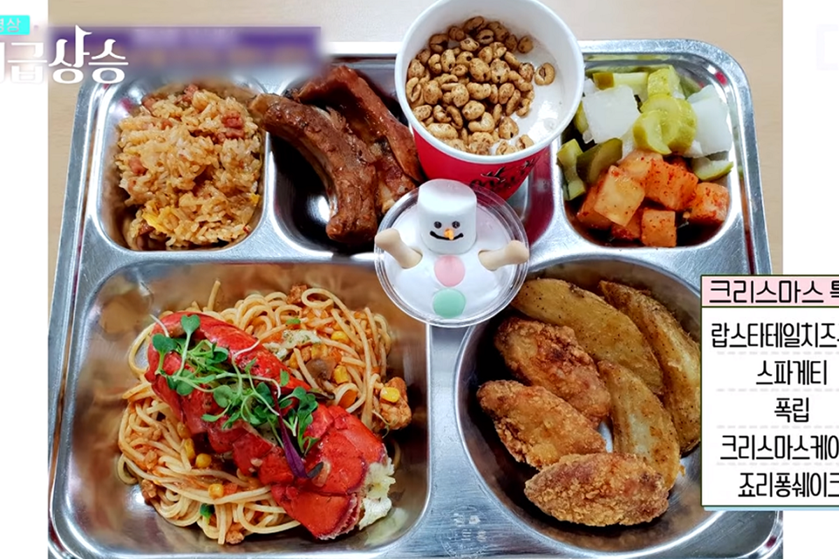 韓國學校提供的營養午餐，紅蟹和米飯為主食，另附多種小菜。