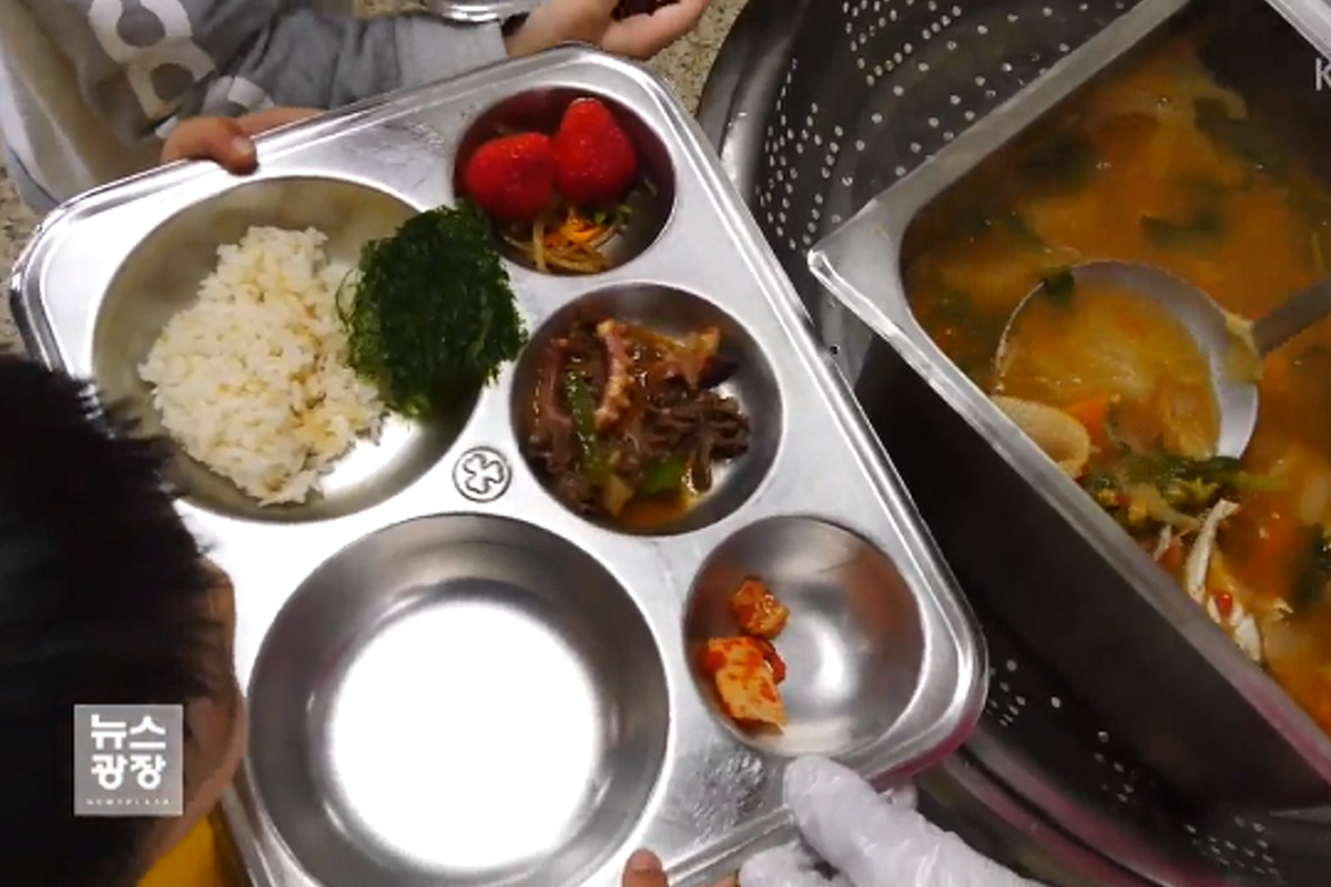 韓國學校營養午餐，餐盤中有米飯、海帶湯、泡菜、肉菜，以及其他小菜。