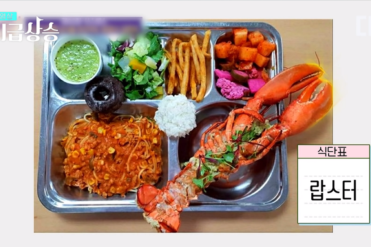 韓國學校的豪華營養午餐，包含龍蝦、湯、麵條及多種新鮮配菜。