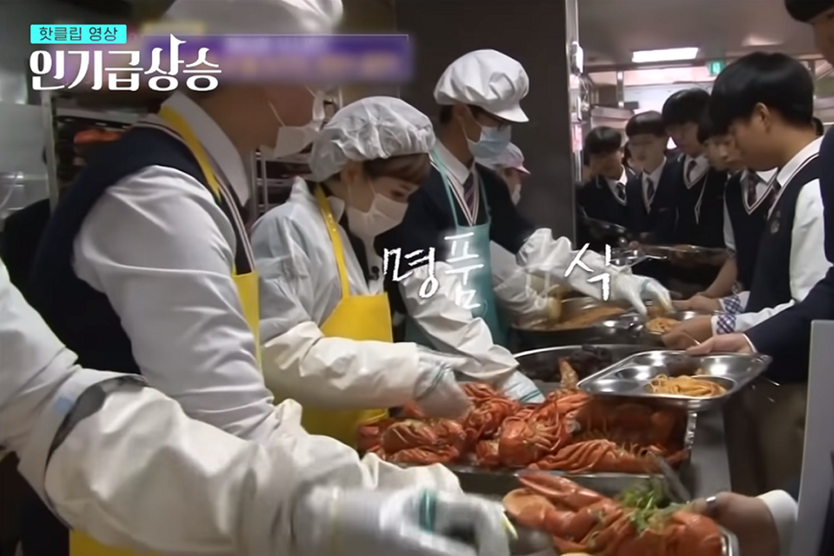 韓國學校營養午餐龍蝦套餐，包含龍蝦、生菜沙拉、薯條、還有意大利麵。