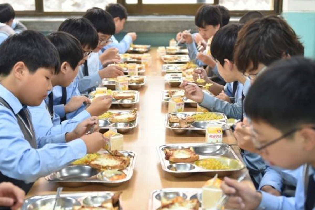 韓國校園中的監護人幫助分發學生營養午餐，提供多元化的菜色選擇。