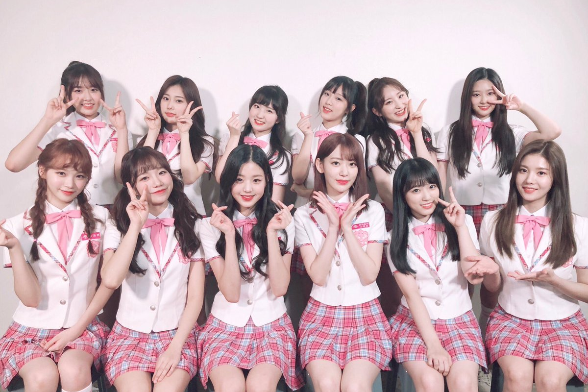 AKB48成員宮脇咲良的圖片，留著短髮，穿著高領粉紅色連衣裙，在粉色背景前拍攝，展現她在韓日各界的影響力。