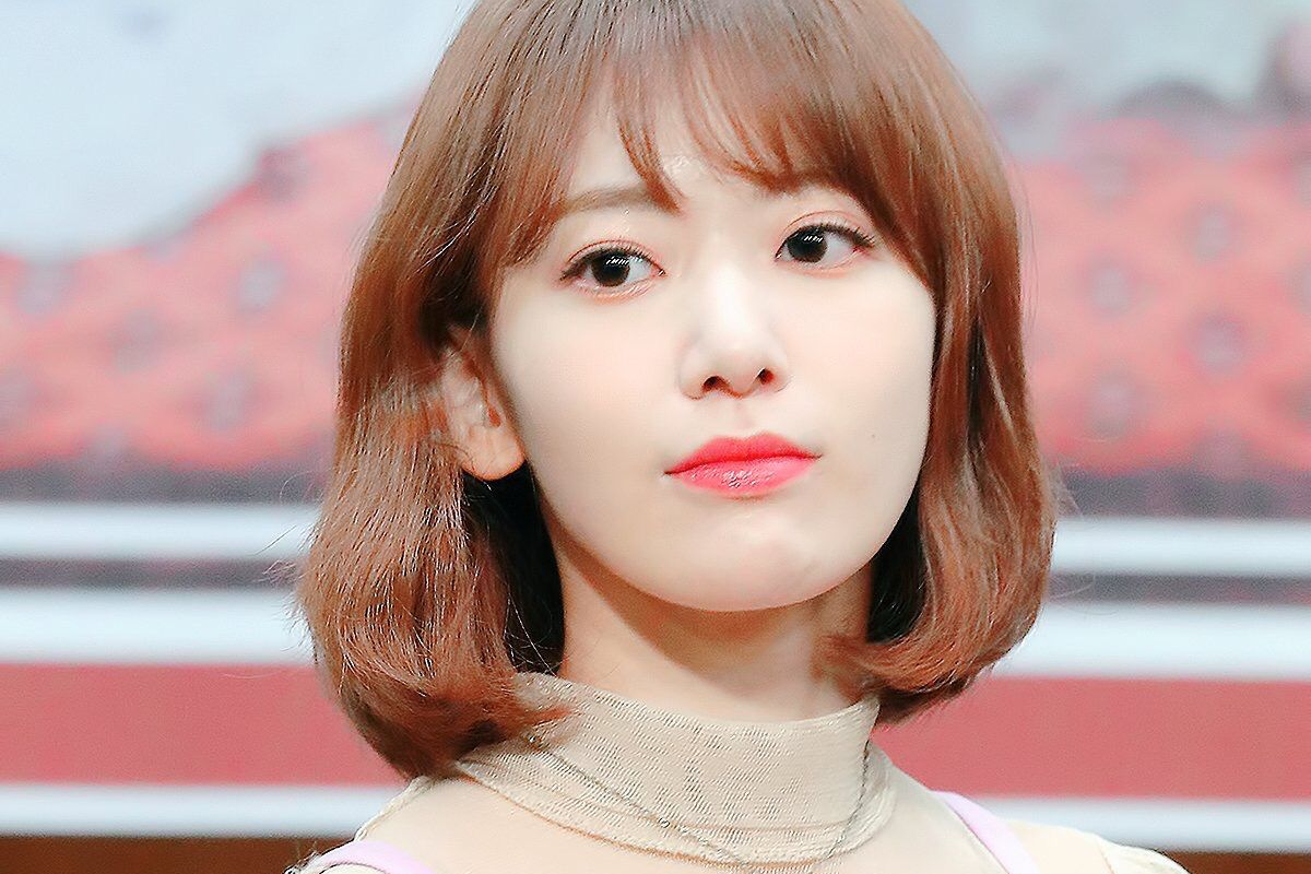 即將前往Big Hit Entertainment發展的IZ*ONE成員宮脇咲良，透過此張照片展現她清新的形象和白色襯衫造型。