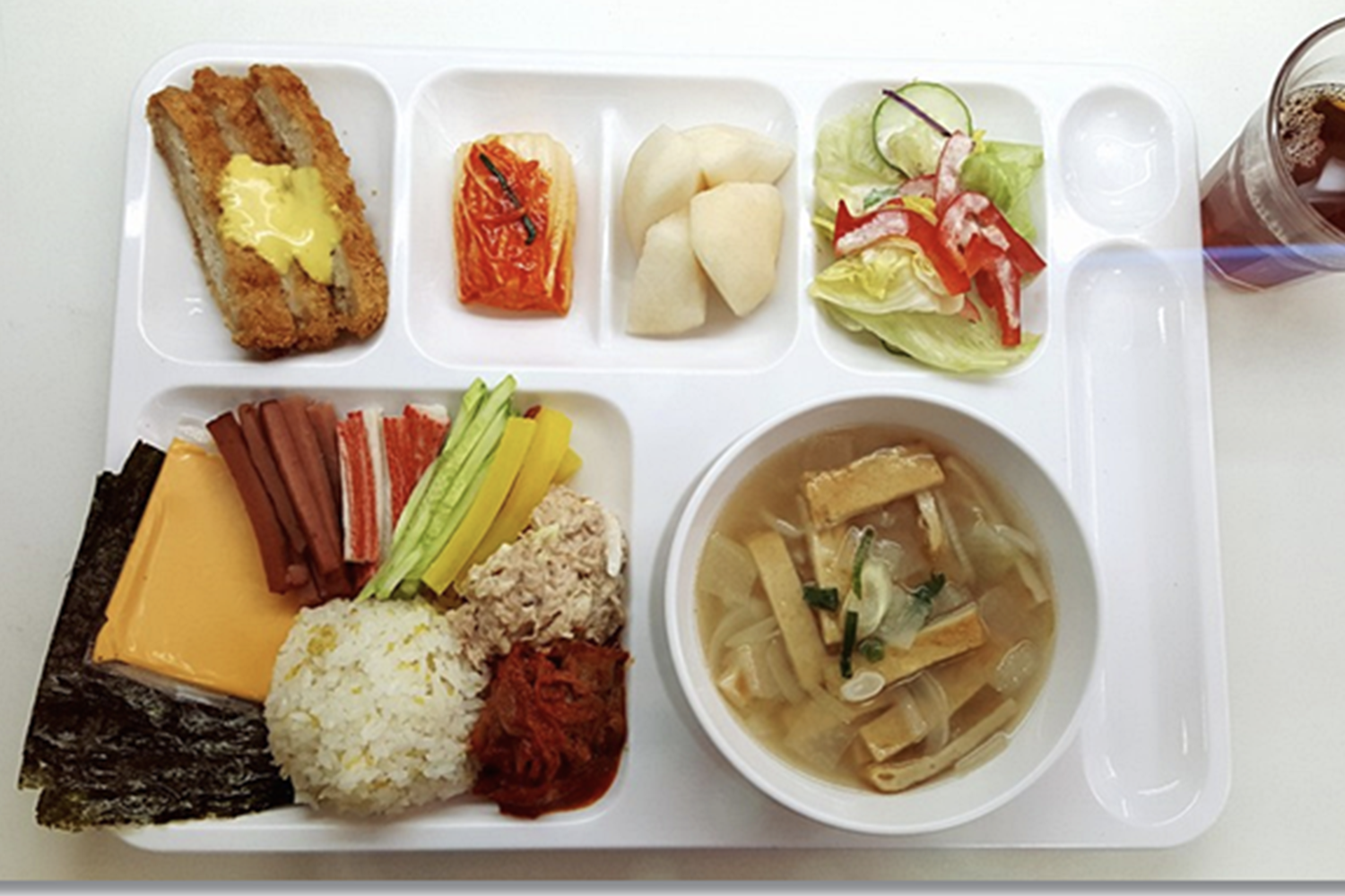 外大附屬高中提供的午餐，被譽為『神之伙食』，每日提供四餐。