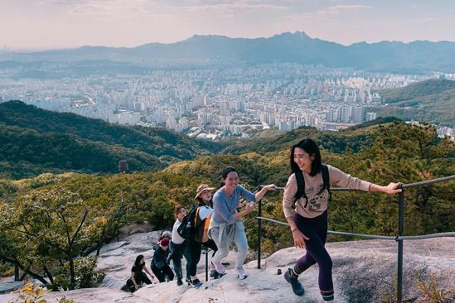 คนเกาหลีปีนเขา