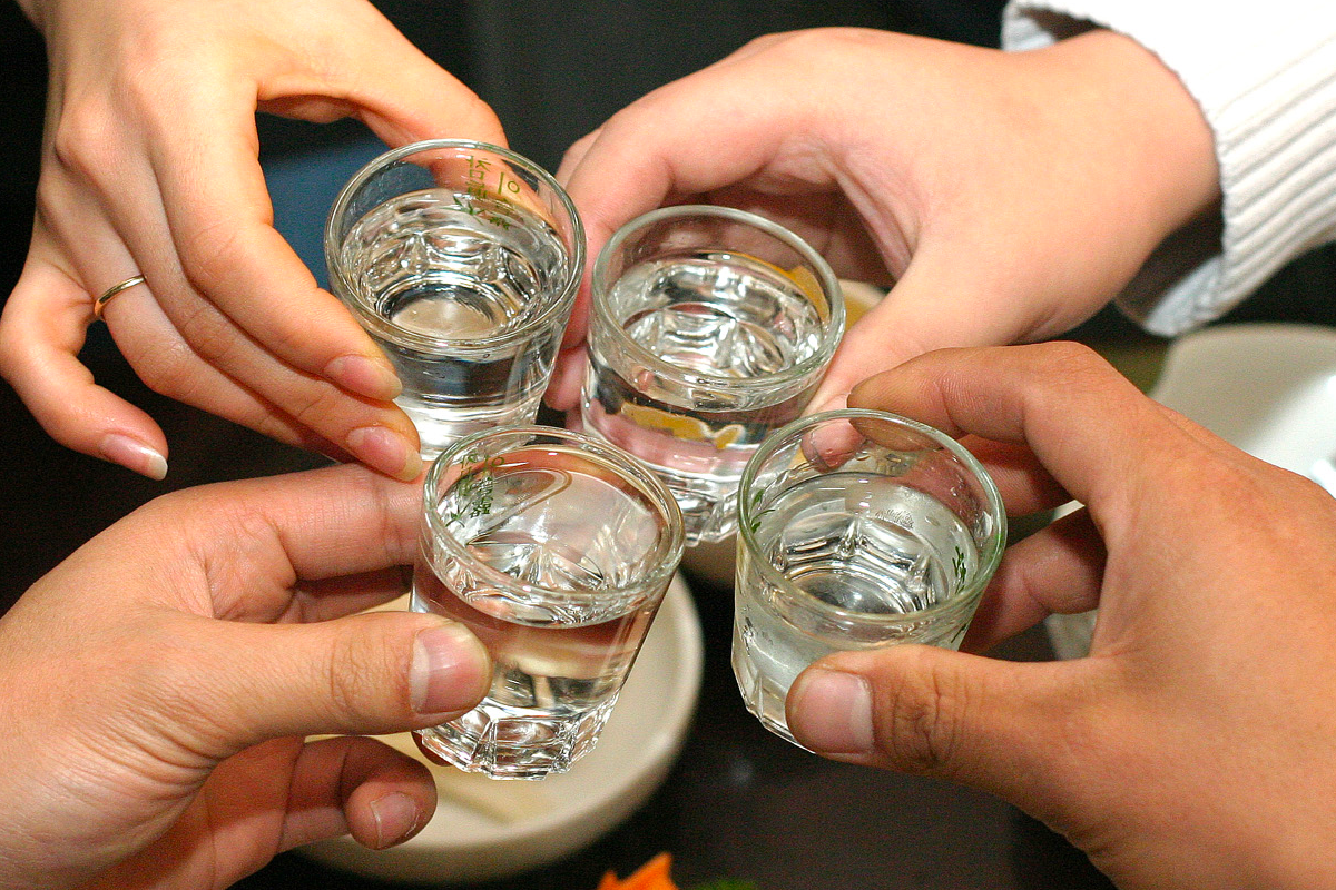 韓國人邀請喝酒時的手勢,舉起手像是拿著小杯子的樣子