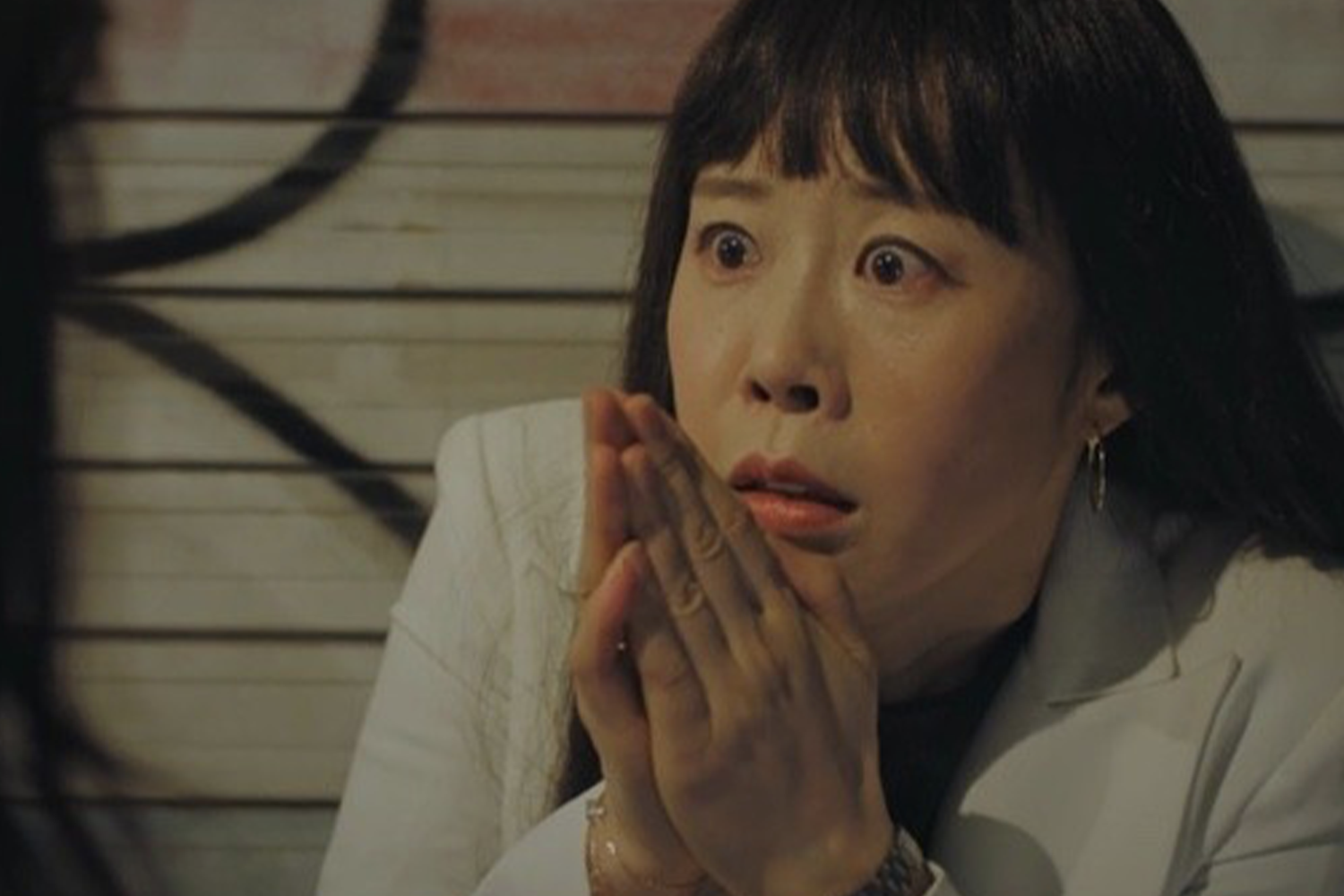 韓國手勢：雙手合掌磨擦，常見於請求原諒場景