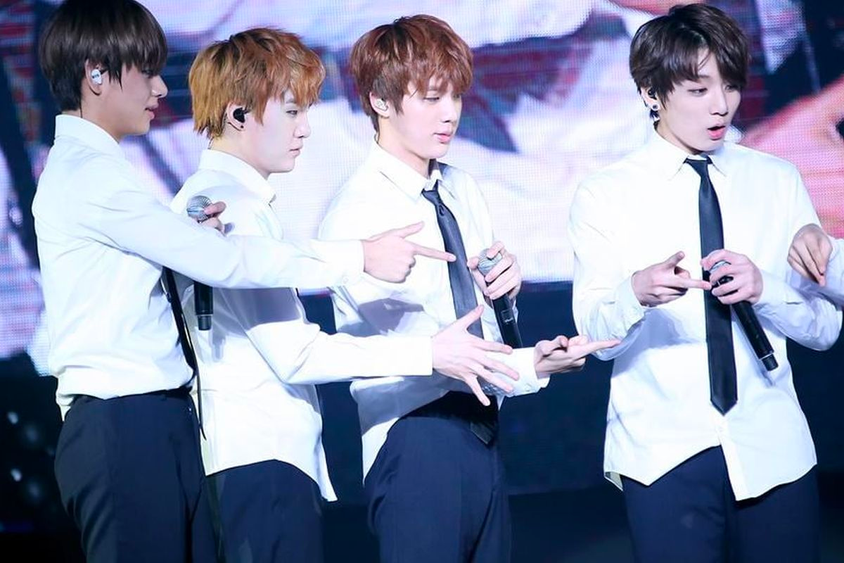 韓國剪刀石頭布的剪刀手勢,許多韓國人用拇指和食指,比較像數字7的手勢