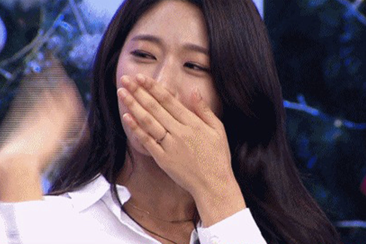 cô gái đang đưa tay lên quạt quạt thể hiện sự bất lực hoặc tức giận trong giao tiếp của người Hàn Quốc