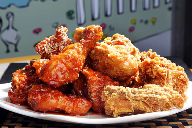 様々なソースで味付けされた韓国フライドチキンの盛り合わせ