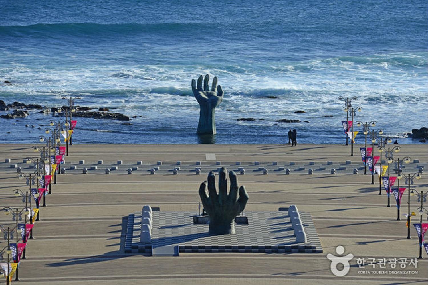 รูปปั้นมือ