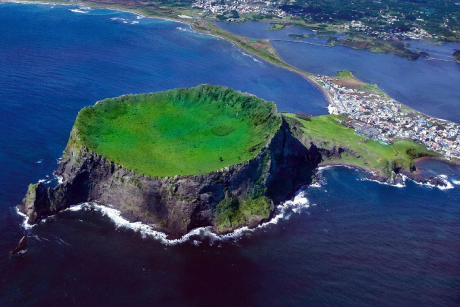 ตรงกลางของภูเขาเป็นแอ่งลึก