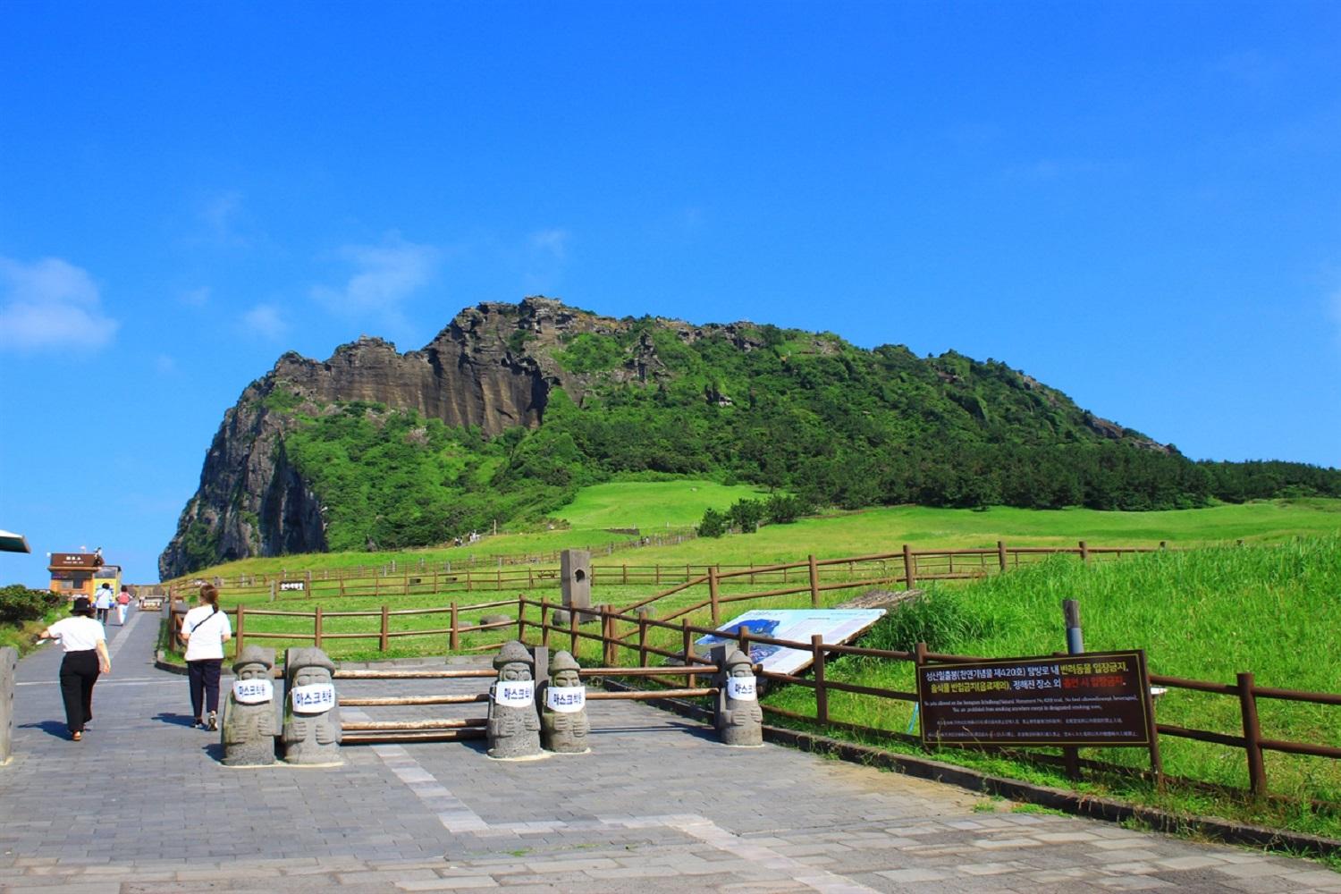 เกิดโดยการระเบิดของภูเขาไฟเมื่อ 5,000 ปีก่อน