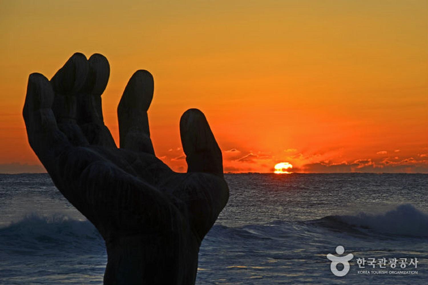 มือถือพระอาทิตย์ Homigot Sunrise Square(호미곶해맞이광장)