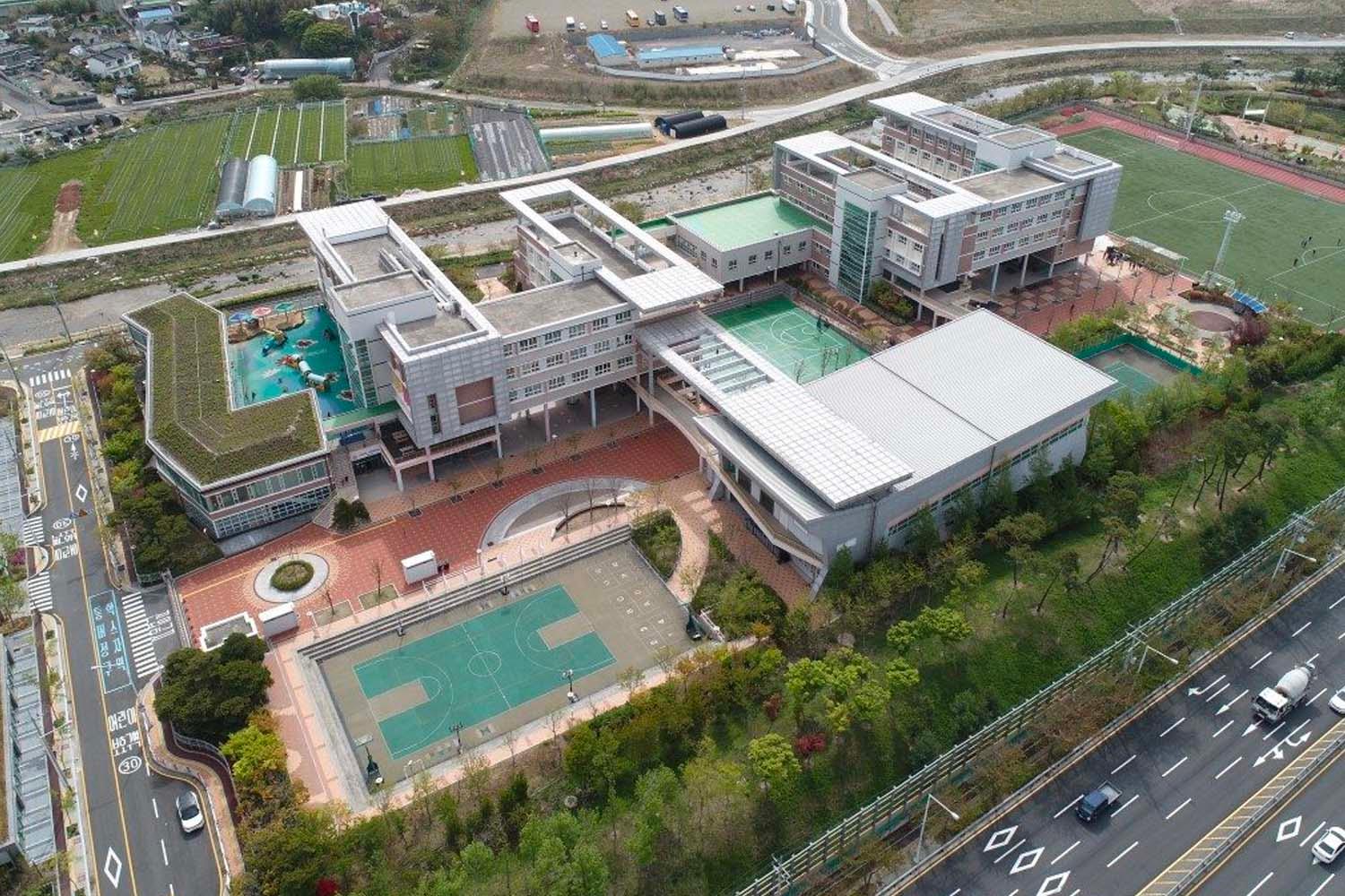 โรงเรียน International School Of Busan ที่มีอาคารเรียนที่ทันสมัยและสนามกีฬาในย่านคีจัง